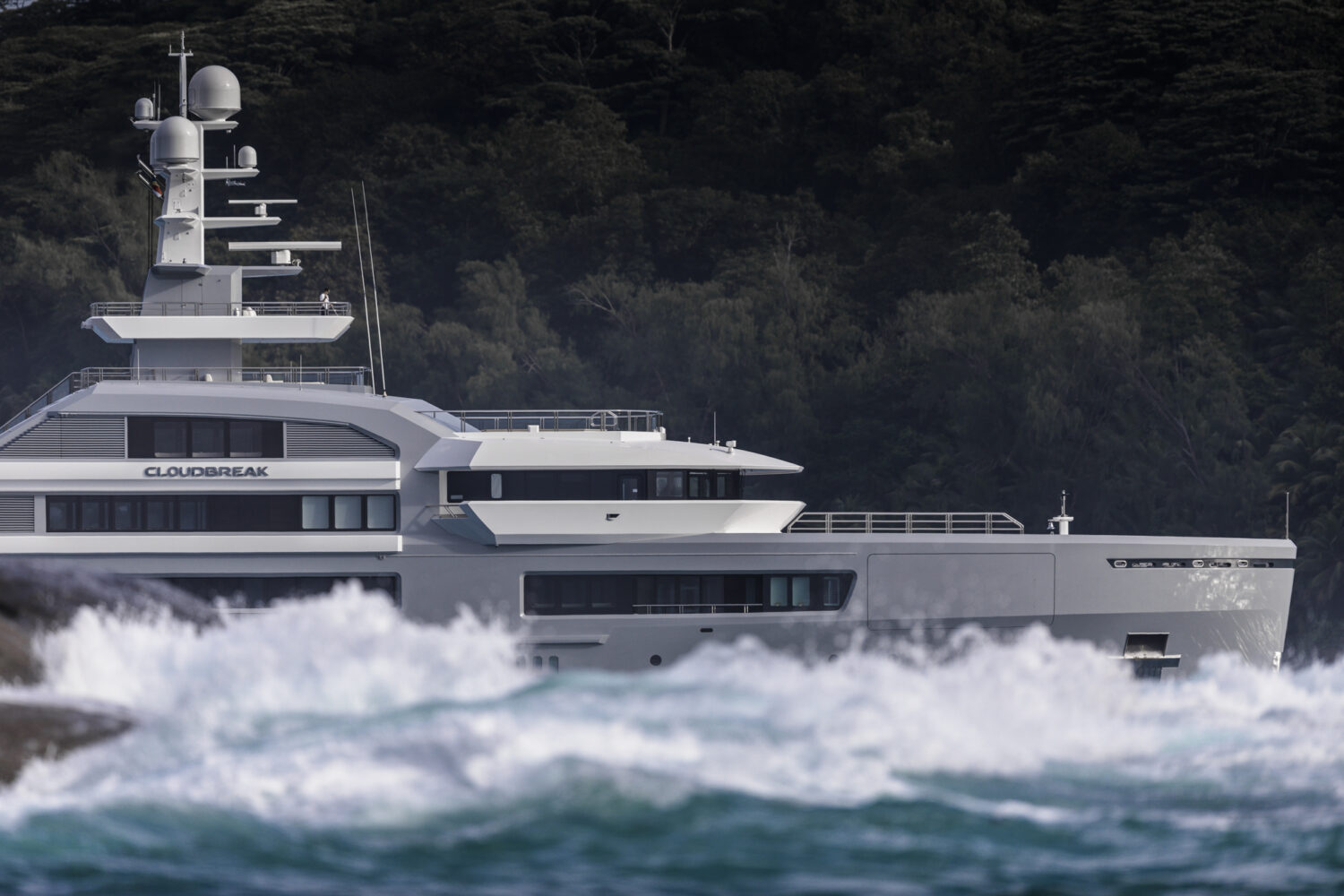 explorer yacht cloud break