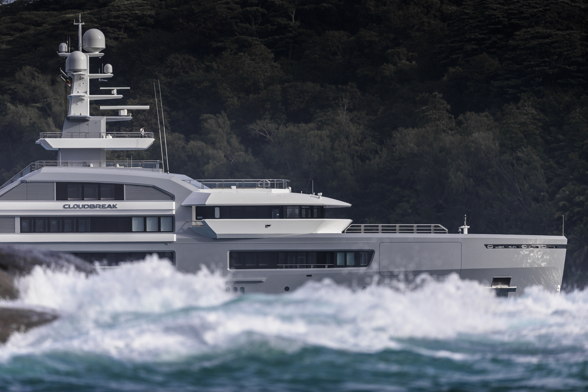 explorer yacht cloud break