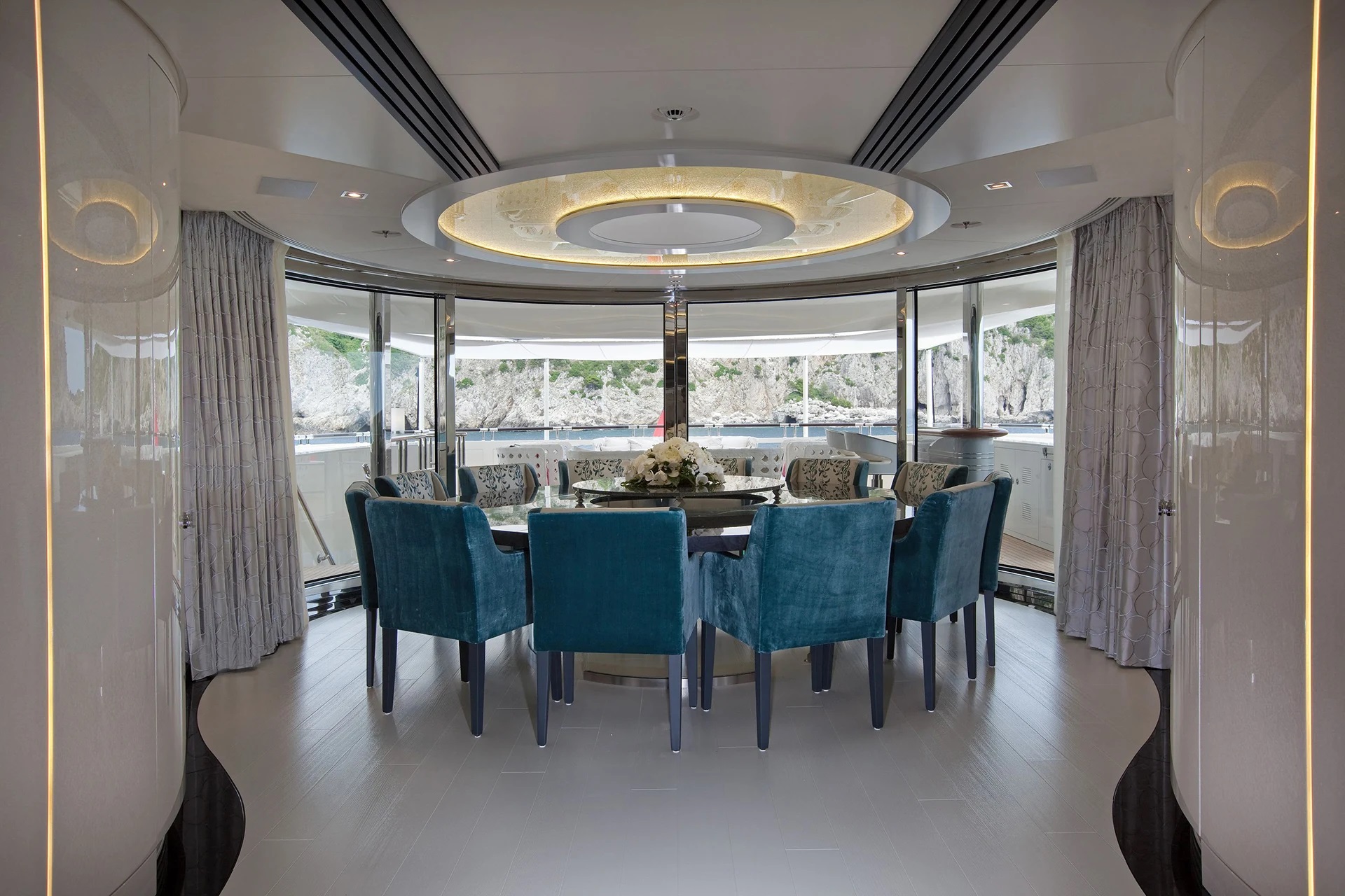 Motor Yacht QUINTA ESSENTIAL for Charter with SuperYachtsMonaco