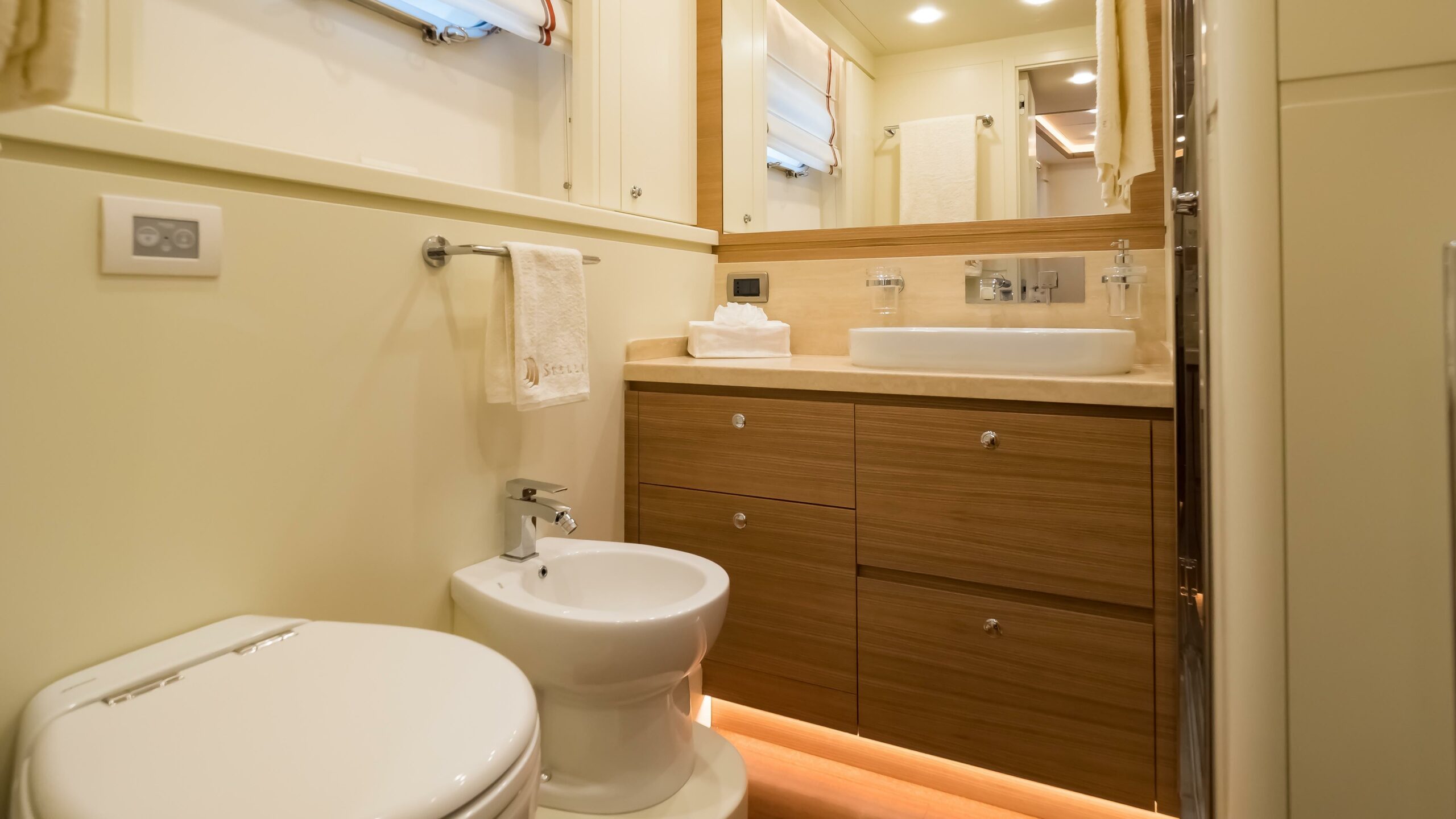 Darwin Class 86 explorer yacht